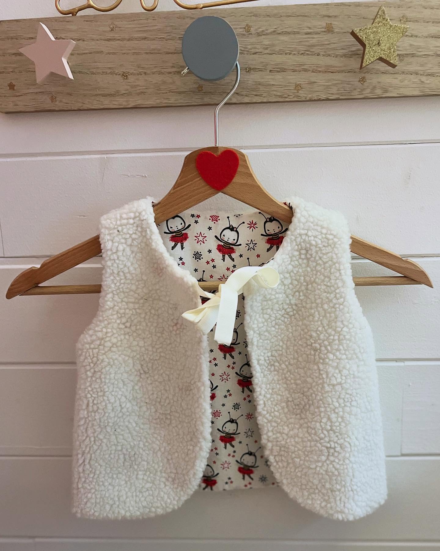 Gilet de berger pour enfant tout doux en fausse fourrure - couleur et motifs au choix – Image 3