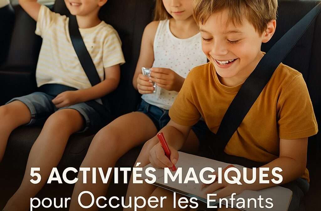 Famille souriante jouant dans la voiture pendant les vacances — idées d’activités pour occuper les enfants sur la route des vacances – Mon Petit Trésor.