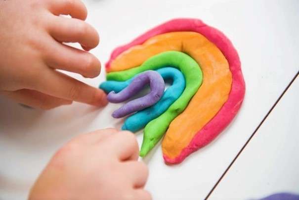 🎨 Recette de la Pâte à Modeler Maison : simple, naturelle et magique à faire avec les enfants !