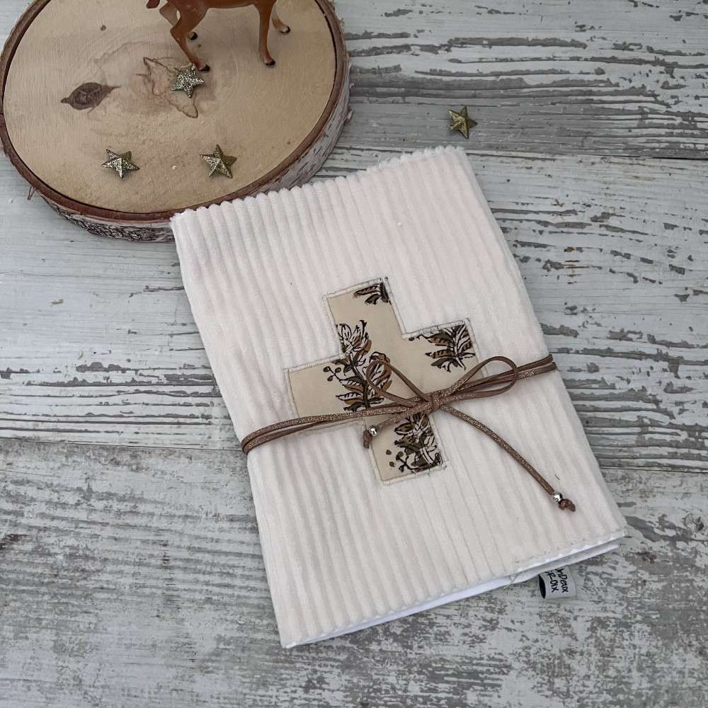 Carnet de santé personnalisable "Croix marron"