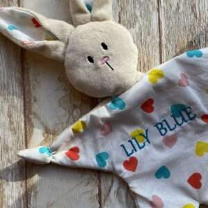 Doudou lapin personnalisé motif petit coeurs