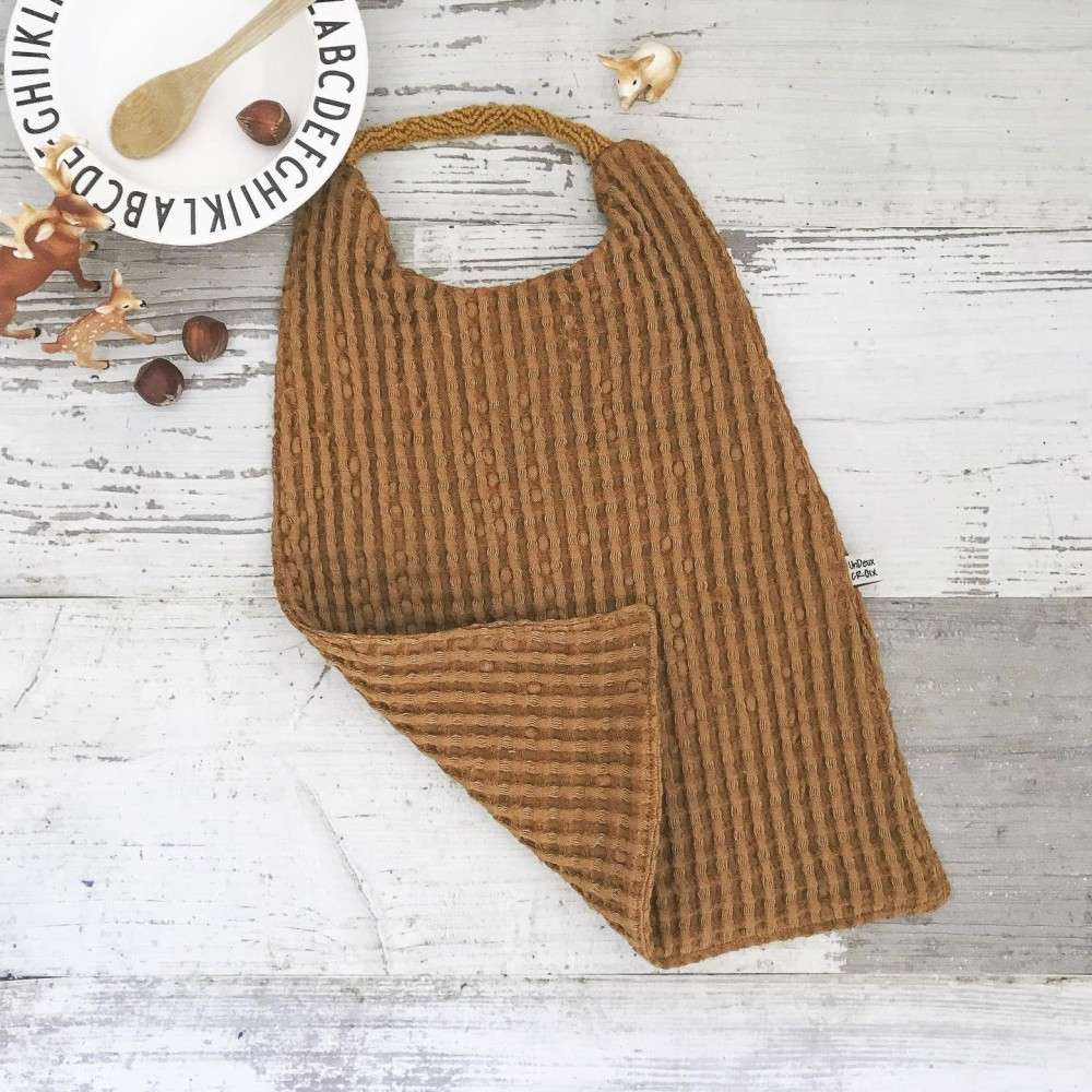Bavoir élastiqué personnalisé – Coton gaufré camel