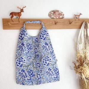 Bavoir élastiqué personnalisé – Fleurs bleues