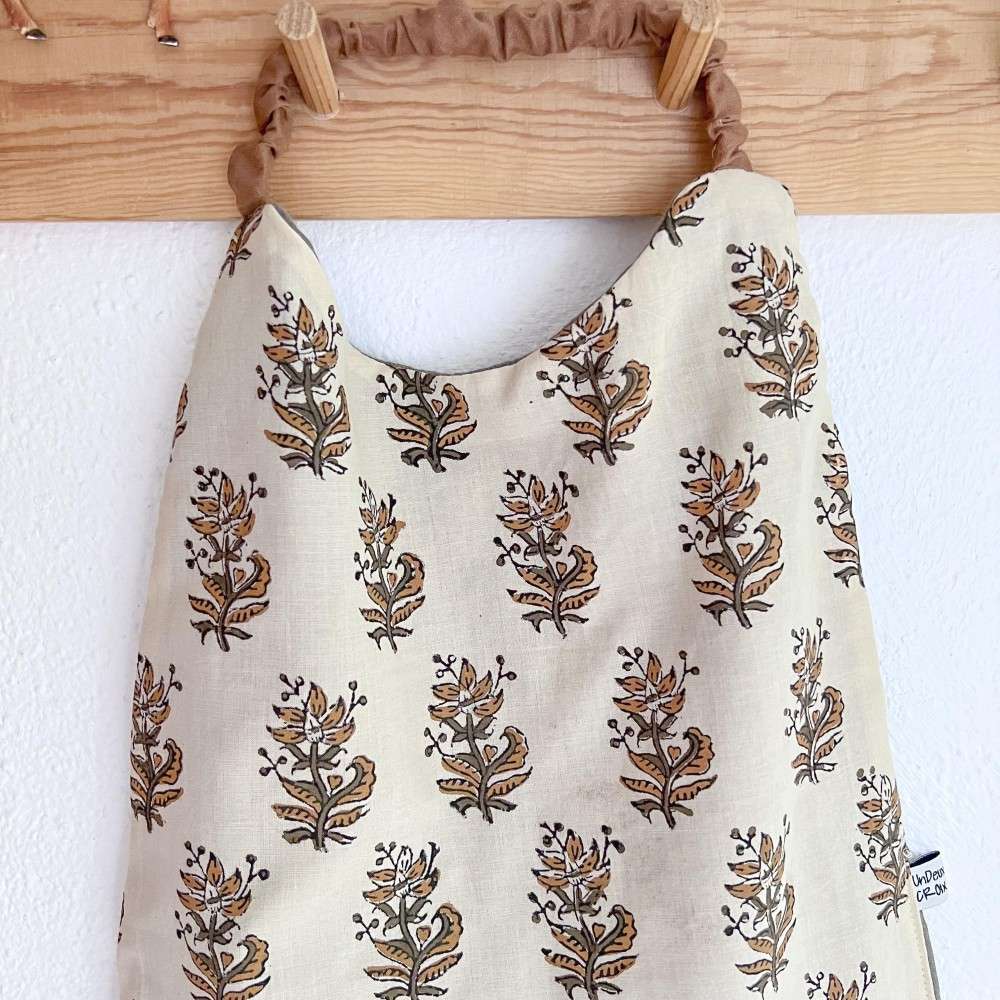 Bavoir élastiqué personnalisé – Fleurs marron