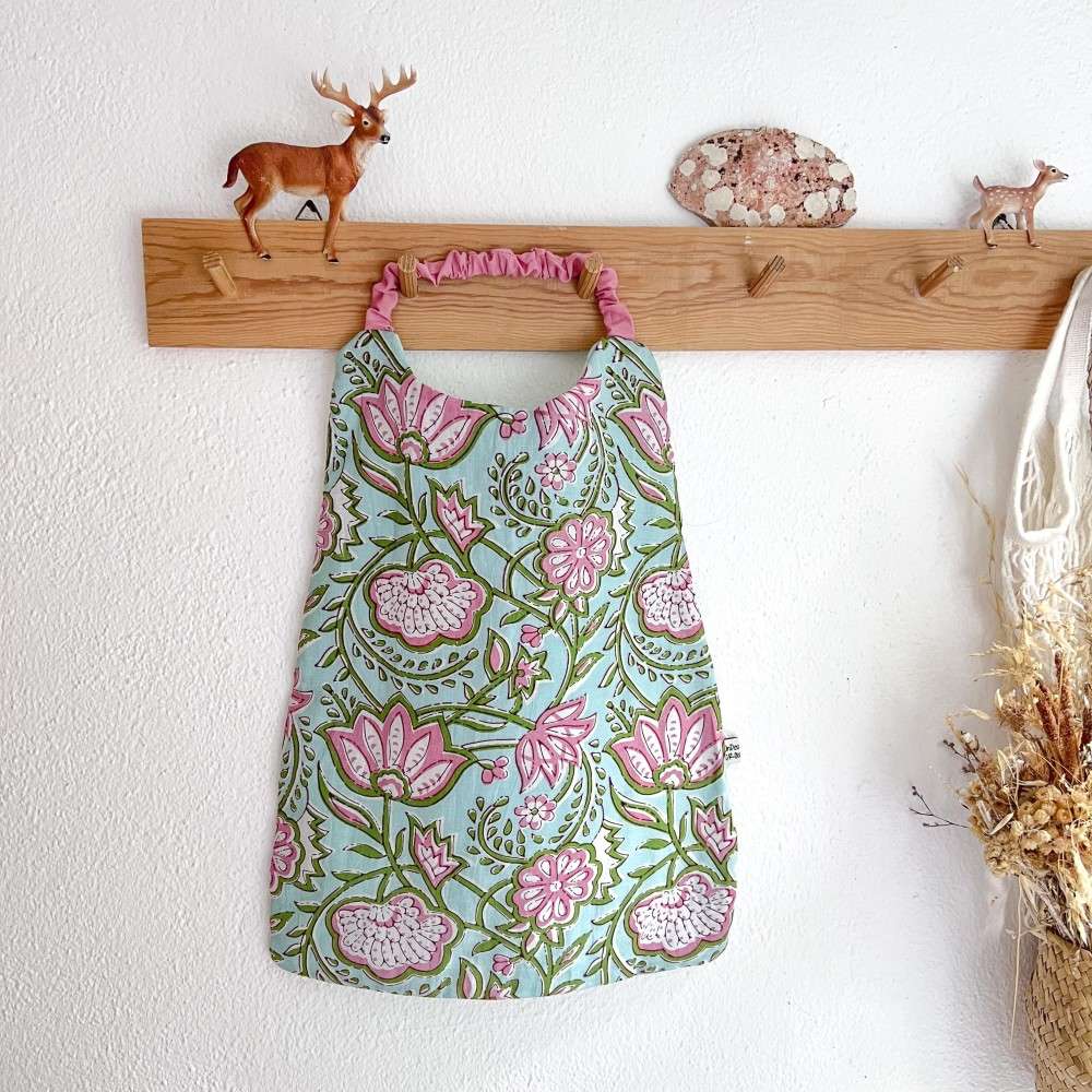 Bavoir élastiqué personnalisé – Fleurs rose