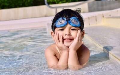 Comment apprendre à nager à son enfant ? Nos conseils pour l&rsquo;été